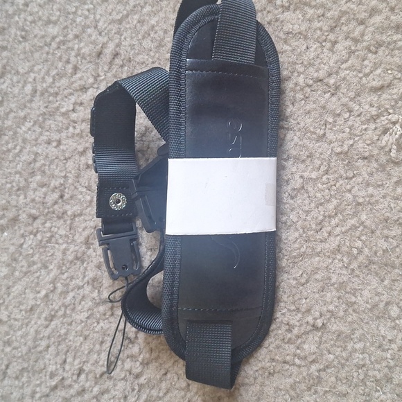 iPad Accessories Bundle -Targus Case, Roo Strap And iPad Empty Box - Picture 3 of 12